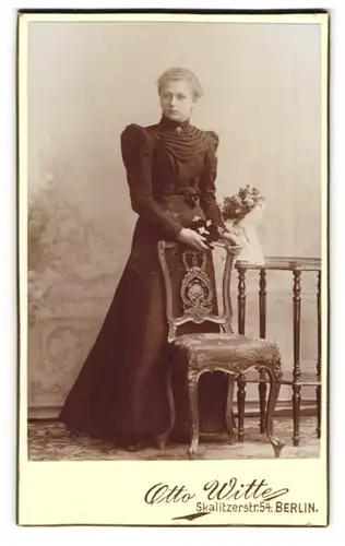 Fotografie Otto Witte, Berlin, Skalitzerstrasse 54, Dame im schwarzen Kleid mit Blumen