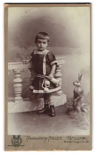 Fotografie Photograph Atelier, Potsdam, Brandenburgerstrasse 30, Junge im Kostüm mit Horn