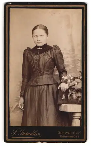 Fotografie S. Brändlein, Schweinfurt a. M., Dame im schwarzen Kleid mit Tasche
