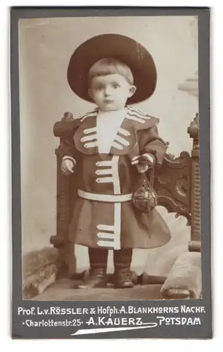 Fotografie A. Kauerz, Potsdam, Charlottenstrasse 25, Junge im Kostüm mit Hut