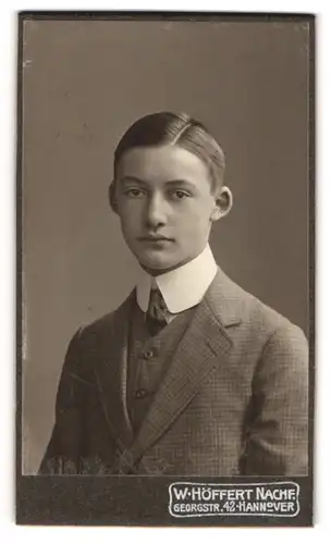 Fotografie W. Höffert Nachf., Hannover, Georgstrasse 42, Junger Herr im Anzug mit Krawatte