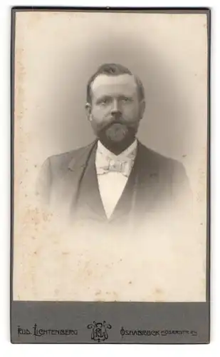 Fotografie Rud. Lichtenberg, Osnabrück, Möserstrasse 24, Bürgerlicher Herr mit Vollbart im Anzug