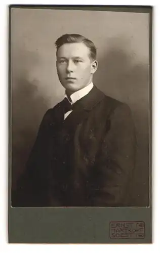 Fotografie Ernst Hartkopf, Soest, Junger Herr im Anzug