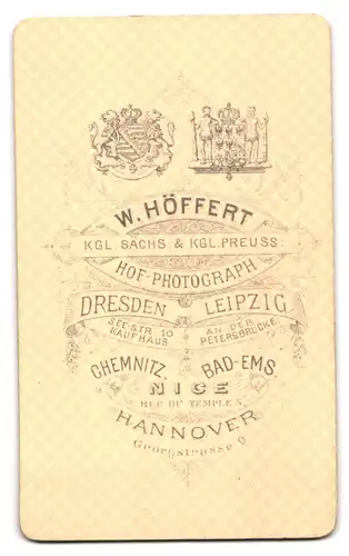 Fotografie W. Höffert, Dresden, Seestrasse 10, Junge Dame mit Brosche