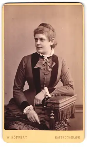 Fotografie W. Höffert, Leipzig, Schlossgasse 16, Junge Dame auf einem Stuhl
