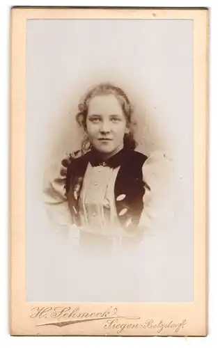 Fotografie Heinrich Schmeck, Siegen, Bahnhofstrasse 12, Junge Dame im Kleid mit Weste