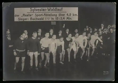 Fotografie Sylvester-Waldlauf der Realia-Sportabteilung, der spätere Sieger Buchwald beim Start