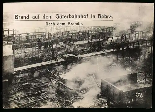 Fotografie unbekannter Fotograf, Ansicht Bebra, ausgebrannte Eisenbahn-Waggons auf dem Güterbahnhof
