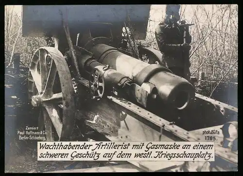 Riesen-AK 1.WK, Wachthabender Artillerist mit Gasmaske an einem schweren Geschütz auf dem westlichen Kriegsschauplatz
