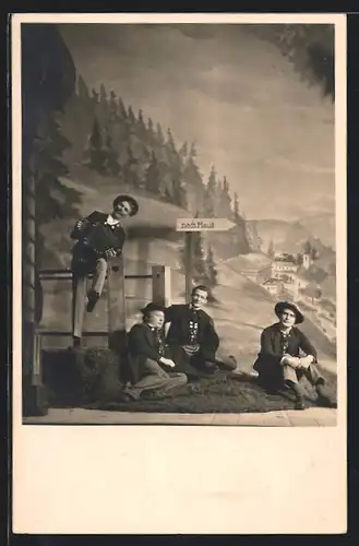 AK Mauth, Vier Herren am Wegweiser nach Mauth, Studiokulisse