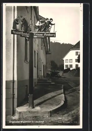 AK Lenzkirch, Origineller Wegweiser nach Titisee und Neustadt