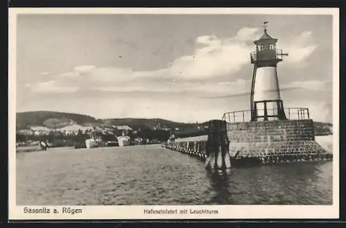 AK Sassnitz a. Rügen, Hafeneinfahrt mit Leuchtturm