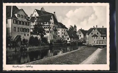 AK Riedlingen /Wttb., Ortsansicht mit Fachwerkhäusern am Wasser