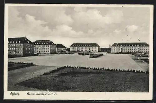 AK Oschatz, Blick auf den Kasernenplatz mit Soldaten