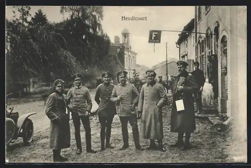 AK Heudicourt, Soldaten auf Strasse