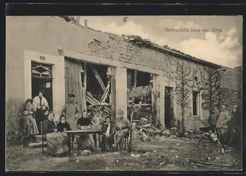 AK Hannonville-sous-les-Cotes, Soldaten mit Familie vor einer Hausruine sitzend