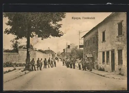 AK Epoye, Ortsansicht mit Soldaten vor den Häusern
