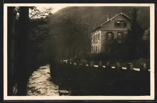 AK Maisach / Schwarzwald, Flusspartie an Hotel, Pension u. Cafe Schloss-Brücke