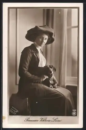 AK Victoria Louise Herzogin von Braunschweig mit einem Dackel auf dem Schoss