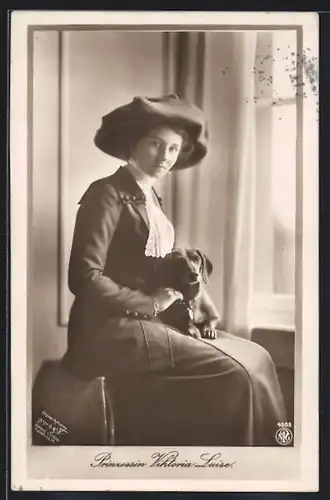 AK Victoria Louise Herzogin von Braunschweig mit einem Dackel auf dem Schoss