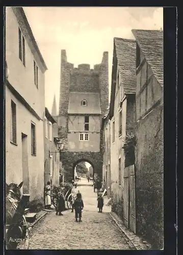 AK Alken, Gasse mit Tor