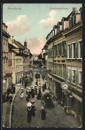 AK Freiburg, Passanten in der Eisenbahnstrasse