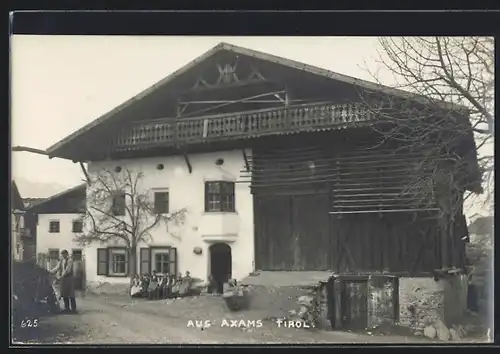 AK Axams, Altes Gebäude mit Kindern