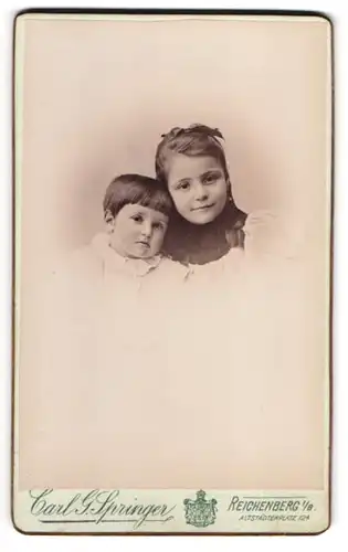 Fotografie Carl G. Springer, Reichenberg i. B., Altstädterplatz 12., Junges Geschwisterpaar in weissen Kleidern