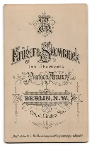 Fotografie Krüger & Skowranek, Berlin, Unt. d. Linden 62, Junge Frau in hellem Kleid mit Puffärmeln und ernstem Blick