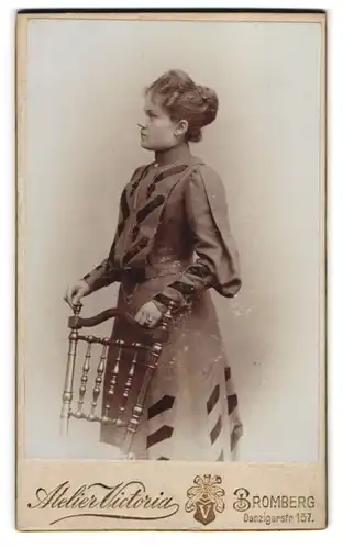 Fotografie Atelier Victoria, Bromberg, Danzigerstr. 157, Junge Dame im dunklen Kleid und Hochsteckfrisur im Profil