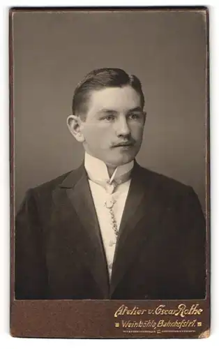 Fotografie Oscar Rothe, Weinböhla, Bahnhofstr. 1, Junger Mann mit Taschenuhr und Schnurrbart im Anzug