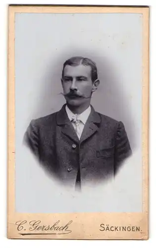 Fotografie Carl Gersbach, Säckingen, Bürgerlicher Herr mit langem Schnurrbart und weisser Krawatte im Anzug