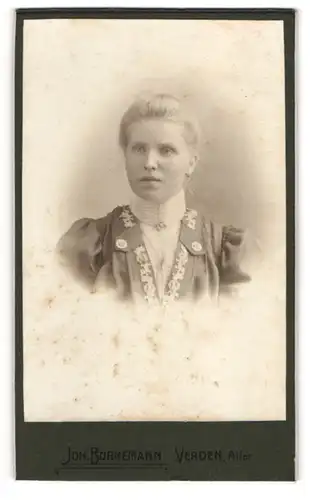 Fotografie Joh. Bornemann, Verden, Portrait Blonde Dame mit Kleid mit Spitzenakzenten
