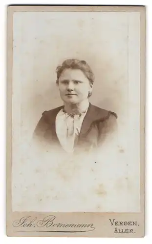Fotografie Joh. Bornemann, Verden, Portrait junge Frau mit Halskette