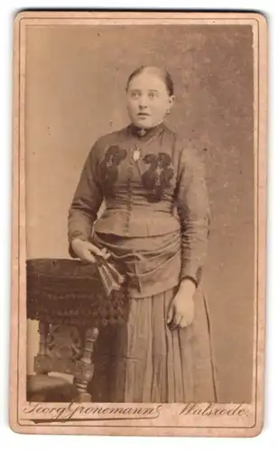 Fotografie Georg Gronemann, Walsrode, Eichstr. 335, junge Dame mit Fecher in der Hand