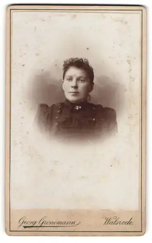 Fotografie Georg Gronemann, Walsrode, Dame mit lockigen Haaren