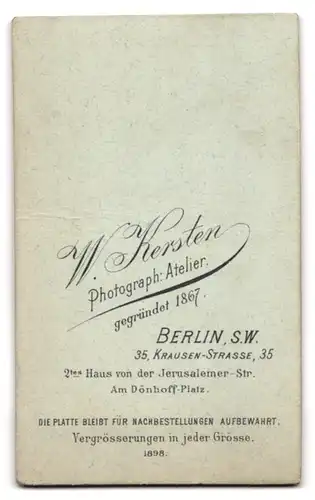 Fotografie W. Kersten, Berlin, Krausenstr. 35, Portrait Junge mit Reifen