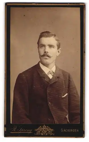Fotografie R. Spreng, Säckingen, Portrait Herr im Anzug mit Moustache
