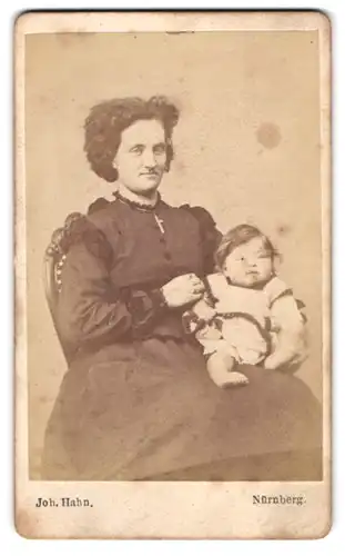 Fotografie Joh. Hahn, Nürnberg, Portrait Mutter mit Kleinkind