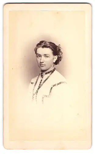 Fotografie F. Willmann, Stuttgart, Marienstr- 12, Portrait junge Dame mit Halskette