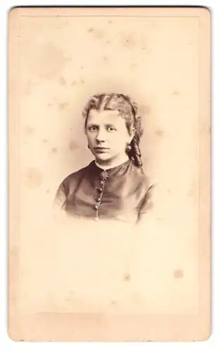 Fotografie Hermann Selle, Potsdam, Yorkstr. 4, Portrait Frau mit Blütenbrosche