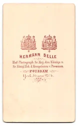 Fotografie Hermann Selle, Potsdam, Yorkstr. 4, Portrait Frau mit Blütenbrosche