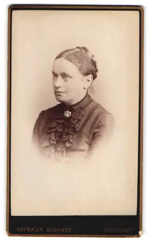 Fotografie Hofmaler Buchner, Stuttgart, Portrait ältere Dame in gestreiften Kleid