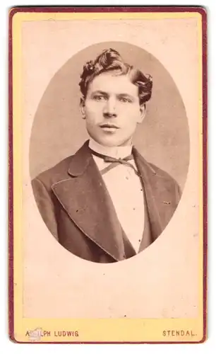Fotografie Adolph Ludwig, Stendal, Halsstr. 291, Mann im Anzug mit Schleife