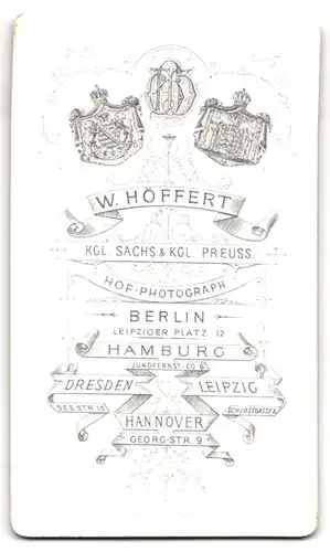 Fotografie W. Höffert, Berlin, Leipzigerstr. 12, Portrait junge Dame mit Lederhalskragen