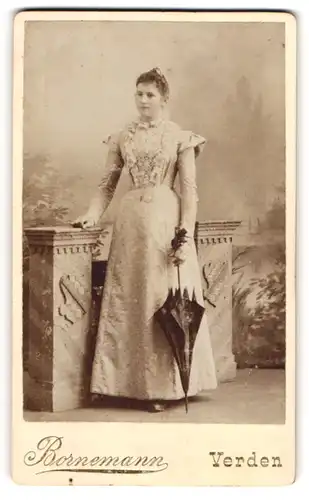 Fotografie Bornemann, Verden, Junge Frau in Kleid mit Sonnenschirm