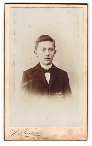 Fotografie H. Richers, Hannover, Cellerstr. 146, Portrait Junger Mann im Anzug mit Fliege