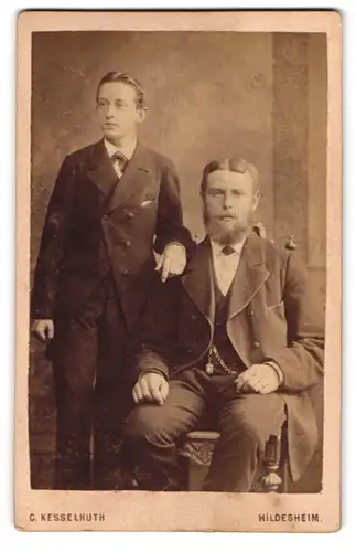 Fotografie C. Kesselhuth, Hildesheim, Portrait Vater mit Vollbart und Sohn