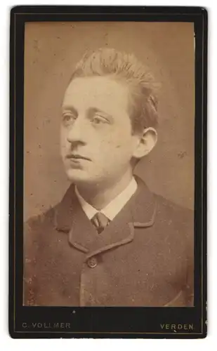 Fotografie C. Vollmer, Verden, Hinterstr. 45, Portrait junger Mann im Anzug
