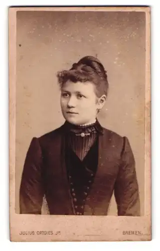 Fotografie Julius Ortigies Jr., Bremen, Am Wall 116, Portrait junge Dame mit Steckfrisur und Perlenkette